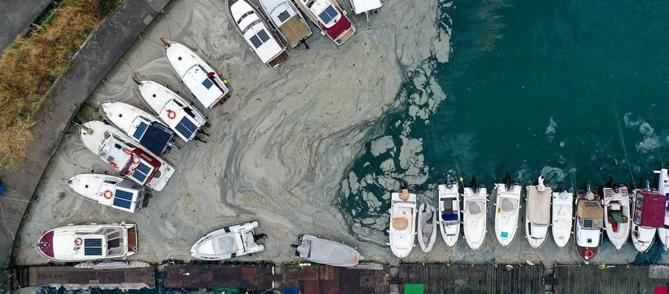 Τουρκικό υπουργείο Περιβάλλοντος: Δεν είναι επικίνδυνο απόβλητο η «γλίτσα» στον Μαρμαρά
